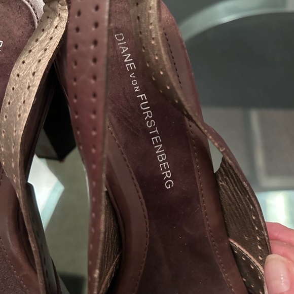 Brown open-toe shoe by Diane Von Furstenberg. - Picture 5 of 7